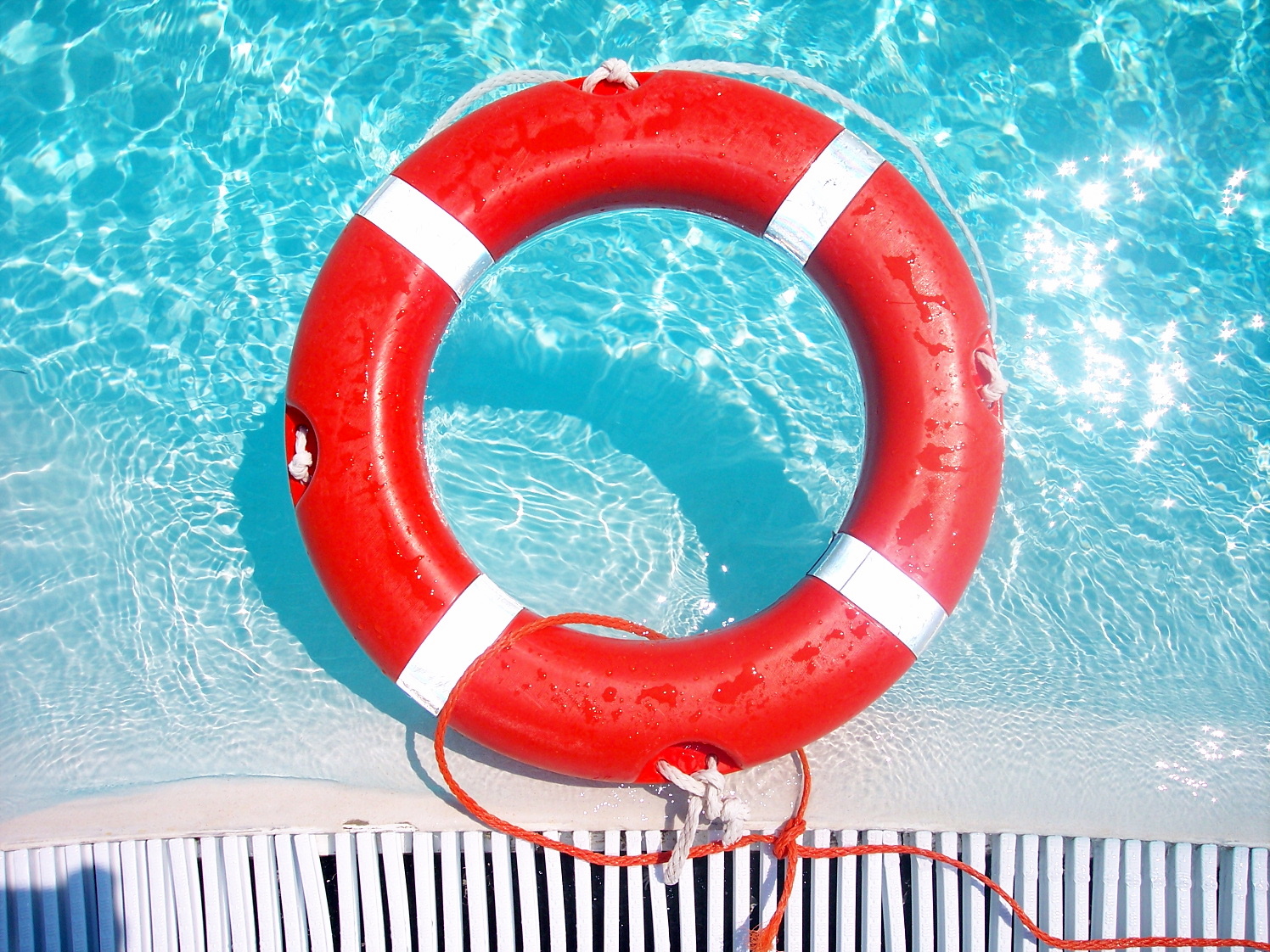 Спасательный круг отзывы. Спасательный круг. Спасательный круг на воде. Спасательный круг в бассейне. Спасательный круг на пляже.